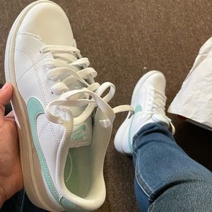White Nikes size 5.5